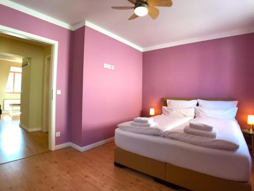 سرير أو أسرّة في غرفة في Amaroo - Apartments Potsdam “Holländisches Viertel”