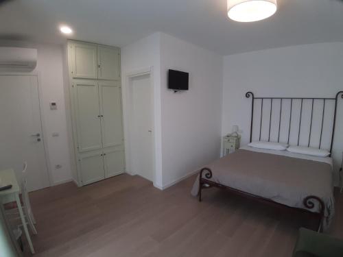 a bedroom with a bed and a tv on a wall at Agriturismo La Semente in Spello