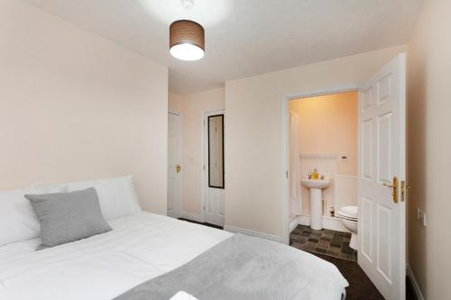Habitación blanca con cama y lavabo en Havelock en Leicester