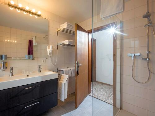 a bathroom with a sink and a shower at Moida-Ferienwohnung in Fügen