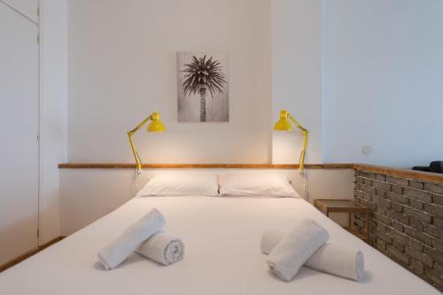 1 dormitorio con 1 cama con 2 almohadas en Yellow Sun Marine I By CanariasGetaway, en Las Palmas de Gran Canaria