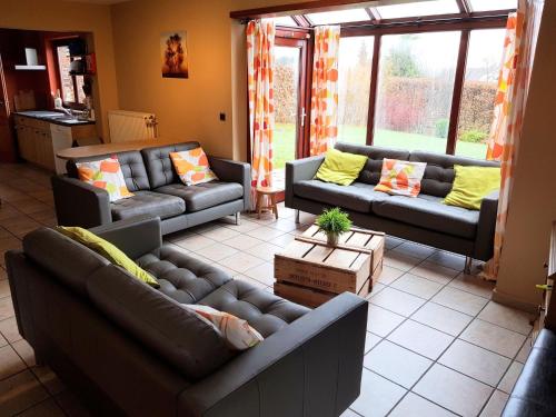 uma sala de estar com dois sofás e uma mesa em Nice holiday home in Sourbrodt near ski resort em Sourbrodt