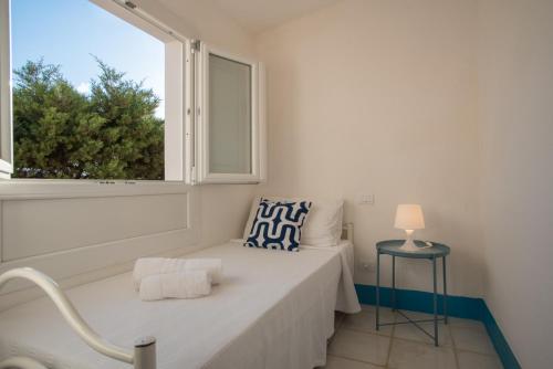 ヴィッラシミーウスにあるSul Mare Sardegna Villa Eulimeneの小さなベッドルーム(ベッド1台、窓付)