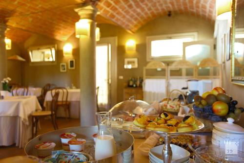 una cocina con 2 platos de comida en una mesa en Locanda Dei Cinque Cerri, en Sasso Marconi