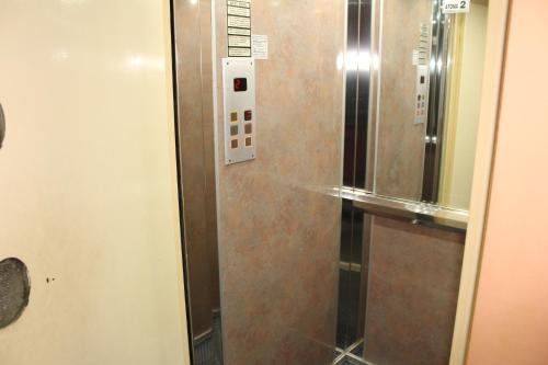 un ascensor metálico con un panel de control en una habitación en Hili Hotel, en Alexandroupoli
