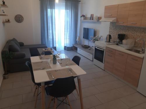 una cucina e un soggiorno con tavolo e sedie di Skala Pearls A2 a Skala di Cefalonia