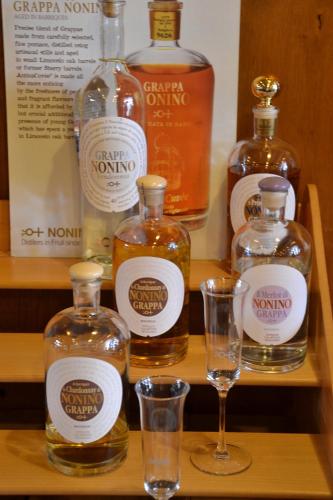 a group of bottles of whiskey and glasses on a shelf at Fletcher Hotel De Zalm in Brielle