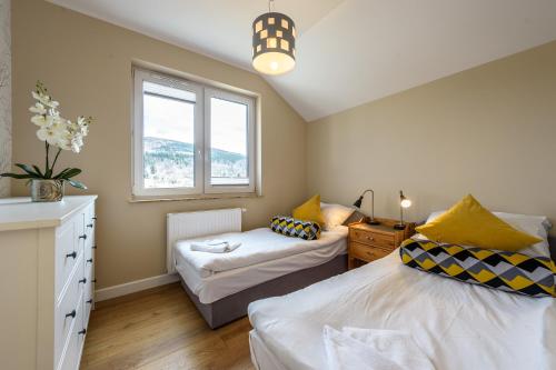 sypialnia z dwoma łóżkami i oknem w obiekcie Apartament Widokowy - 5D Apartamenty w Świeradowie Zdroju