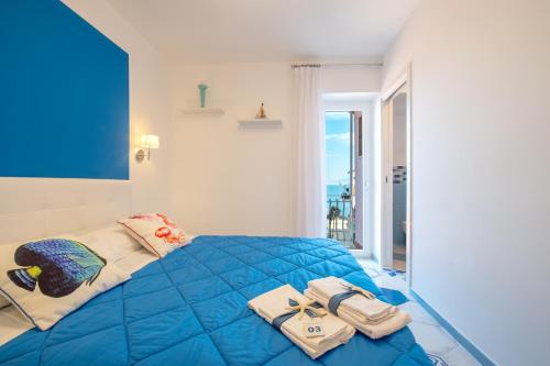 ソレントにあるCaruso sea viewのベッドルーム1室(ブルーベッド1台、タオル付)