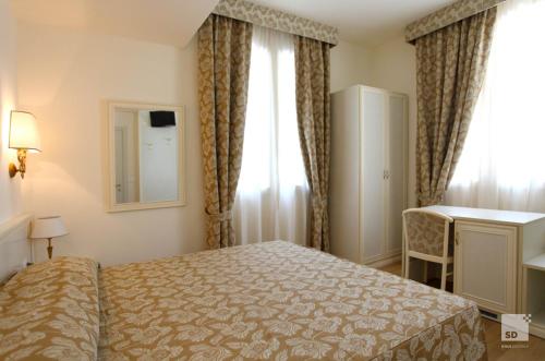 a hotel room with a bed and a mirror at Locanda Dei Cinque Cerri in Sasso Marconi