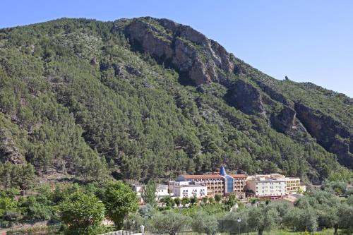 un gran edificio frente a una montaña en Hotel SPA TermaEuropa Balneario Arnedillo, en Arnedillo