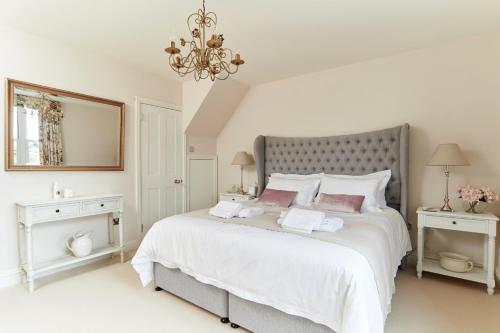 Katil atau katil-katil dalam bilik di Hydrangea House - Luxury Hideaway with Hot Tub - Sleeps 10 - Pets Welcome!