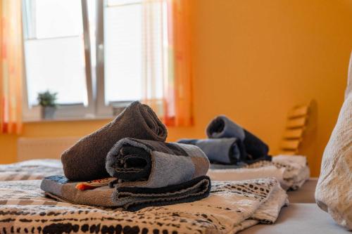 un grupo de toallas sentadas encima de una cama en Ferienhaus Strandperle en Horumersiel