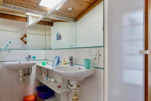 une salle de bain avec deux lavabos et un miroir dans l'établissement Maison de vacances à 2 pas de la plage du Portmain, à Pornic