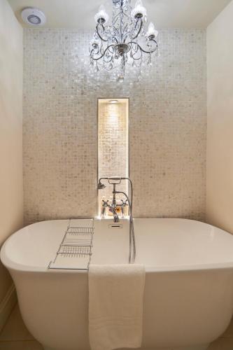Bilik mandi di Hydrangea House - Luxury Hideaway with Hot Tub - Sleeps 10 - Pets Welcome!