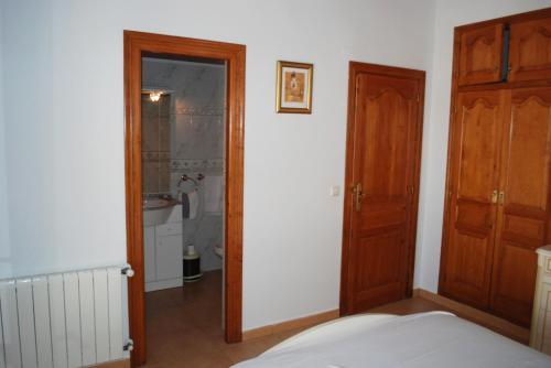 モライラにあるBook It Villa Attias Morairaのベッドルーム1室(ベッド1台付)、バスルームへのドア