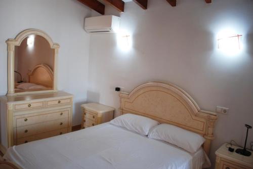 モライラにあるBook It Villa Attias Morairaのベッドルーム1室(ベッド1台、ドレッサー、鏡付)