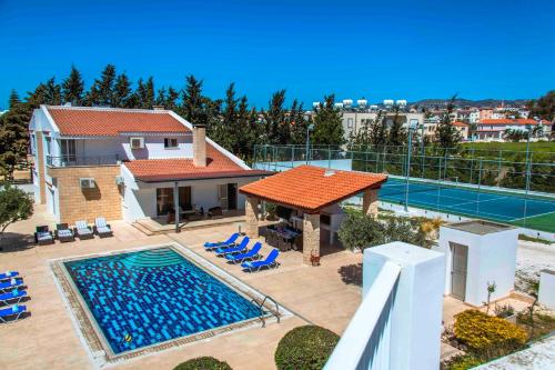 ein Haus mit einem Pool und einem Tennisplatz in der Unterkunft 6 bdr villa with TENNIS COURT in Paphos City