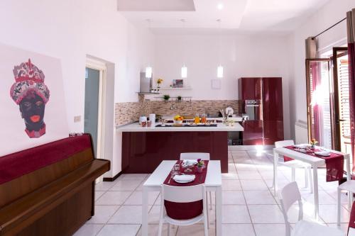 sala de estar con cocina y comedor en La Casa del Moro, en Palermo