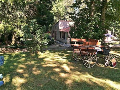 une calèche tirée par des chevaux garée dans une cour dans l'établissement Studio duplex 2 Lac des Montagnès, à Mazamet