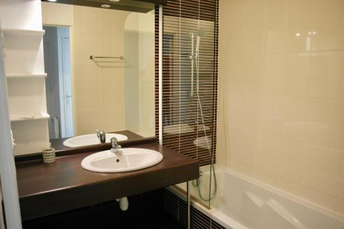 une salle de bain avec un lavabo et une douche en verre dans l'établissement Charmante villa tout confort et à 500m de la plage, à Pornichet