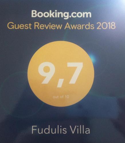 a yellow circle with the on it at Fudulis Villa in Ravdhoúkha