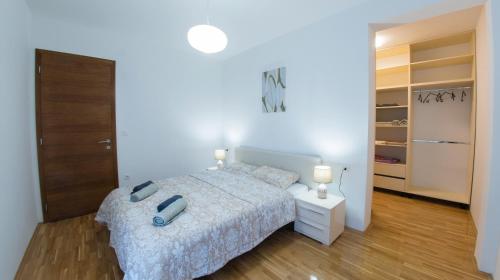 um quarto com uma cama, uma cómoda e um armário em Apartment Oasis em Mostar