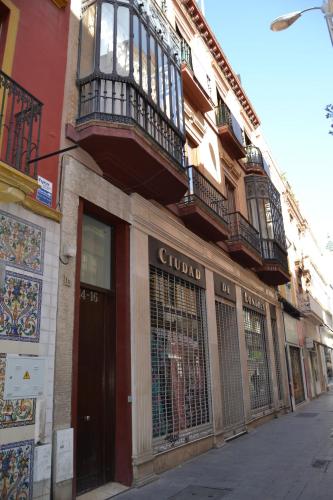 een gucci winkel aan de zijkant van een gebouw bij Precioso apartamento Centro de Sevilla in Sevilla