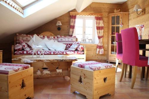 een slaapkamer met een bed, een tafel en paarse stoelen bij Le Refuge Géromois in Gérardmer