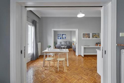 een woonkamer met een tafel en stoelen. bij Bright Bright A Central Apartment With Balcony in Thessaloniki