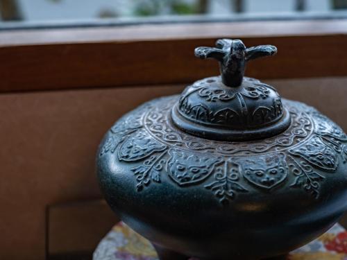 a black vase sitting on top of a table at Shirayunoyado Yamadaya Hakone Gora in Hakone