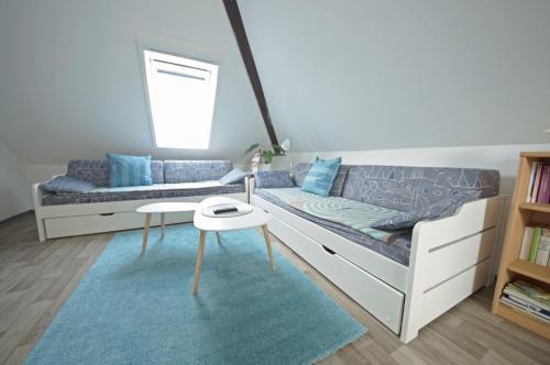 ein Wohnzimmer mit einem Sofa und einem Tisch in der Unterkunft Ferienwohnung Am Steinkamp in Cuxhaven