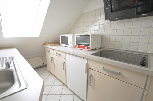uma cozinha com dois micro-ondas num balcão em Ferienwohnung Am Steinkamp em Cuxhaven
