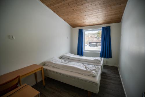 Кровать или кровати в номере Dombåstun