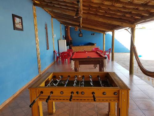 eine Küche mit einem Herd in der Mitte eines Raumes in der Unterkunft Chalés Recanto dos Pássaros in São Thomé das Letras