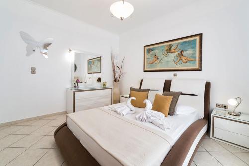 Posteľ alebo postele v izbe v ubytovaní Panos Luxury Suite