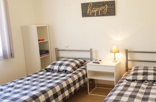 two beds sitting next to each other in a room at La villa marquesa in Fitou