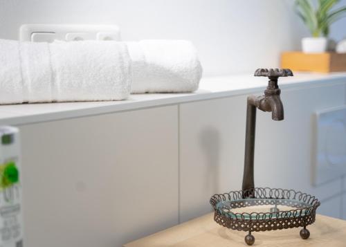 a metal basket on a table in a room at Träumerei in Laubach