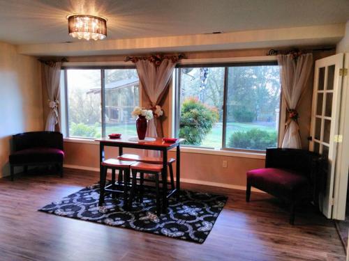 uma sala de estar com uma mesa e cadeiras e uma janela em Vancouver WA Beautiful Apartment em Woodland