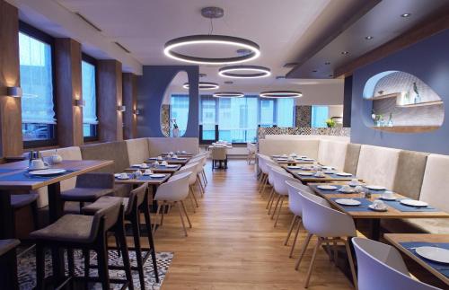 ห้องอาหารหรือที่รับประทานอาหารของ Hotel Peterhof - urban lifestyle Kempten