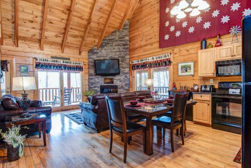 een keuken en een woonkamer met een tafel en stoelen bij Wonderland Dream in Sevierville