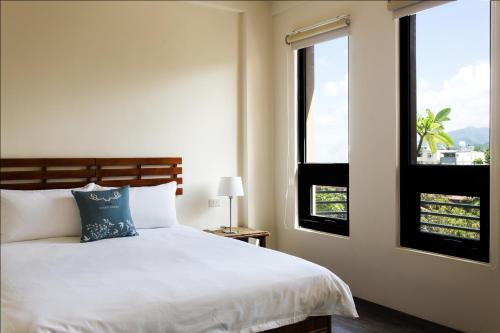 1 dormitorio con cama y ventana grande en Zeroplus旅宿 渡假包棟villa, en Hengchun