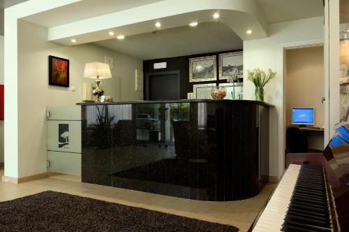 a living room with a large black bar with a keyboard at Cova da Iria Hotel in Fátima