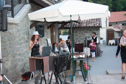 a woman talking on a cell phone under an umbrella at Castel Di Gufi in Comano