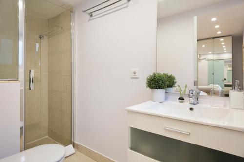 y baño con lavabo, ducha y aseo. en Apartamento Rambla Catalunya, en Barcelona