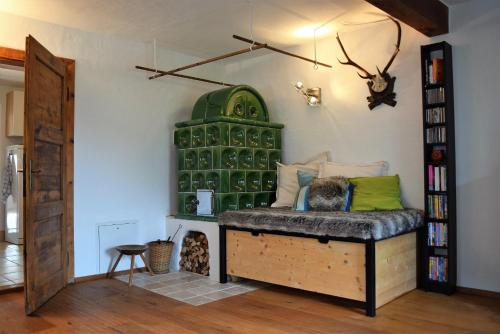 een kamer met een bed en een groene wijnkast bij Ferienwohnung Woferlbauer in Au