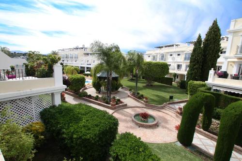 Spacious 2 Bed Duplex in Aloha Gardens close to Puerto Banus