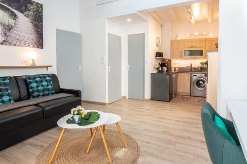 un salon avec un canapé et une table dans l'établissement Arles Holiday - La Terrasse, à Arles