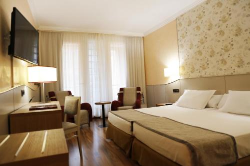 Tempat tidur dalam kamar di Hotel SPA TermaEuropa Balneario Arnedillo