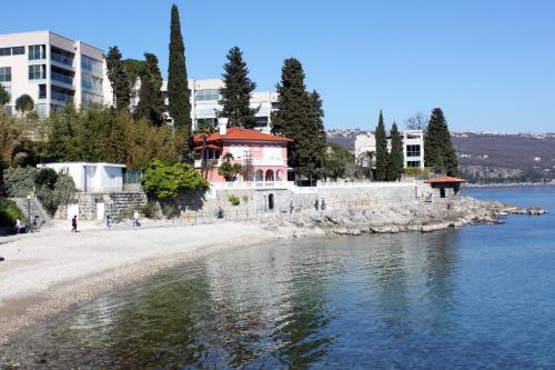 Lovely studio apartment by the sea in Volosko